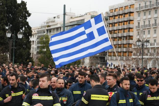 Ένστολοι κατέλαβαν το γραφείο του Χουλιαράκη